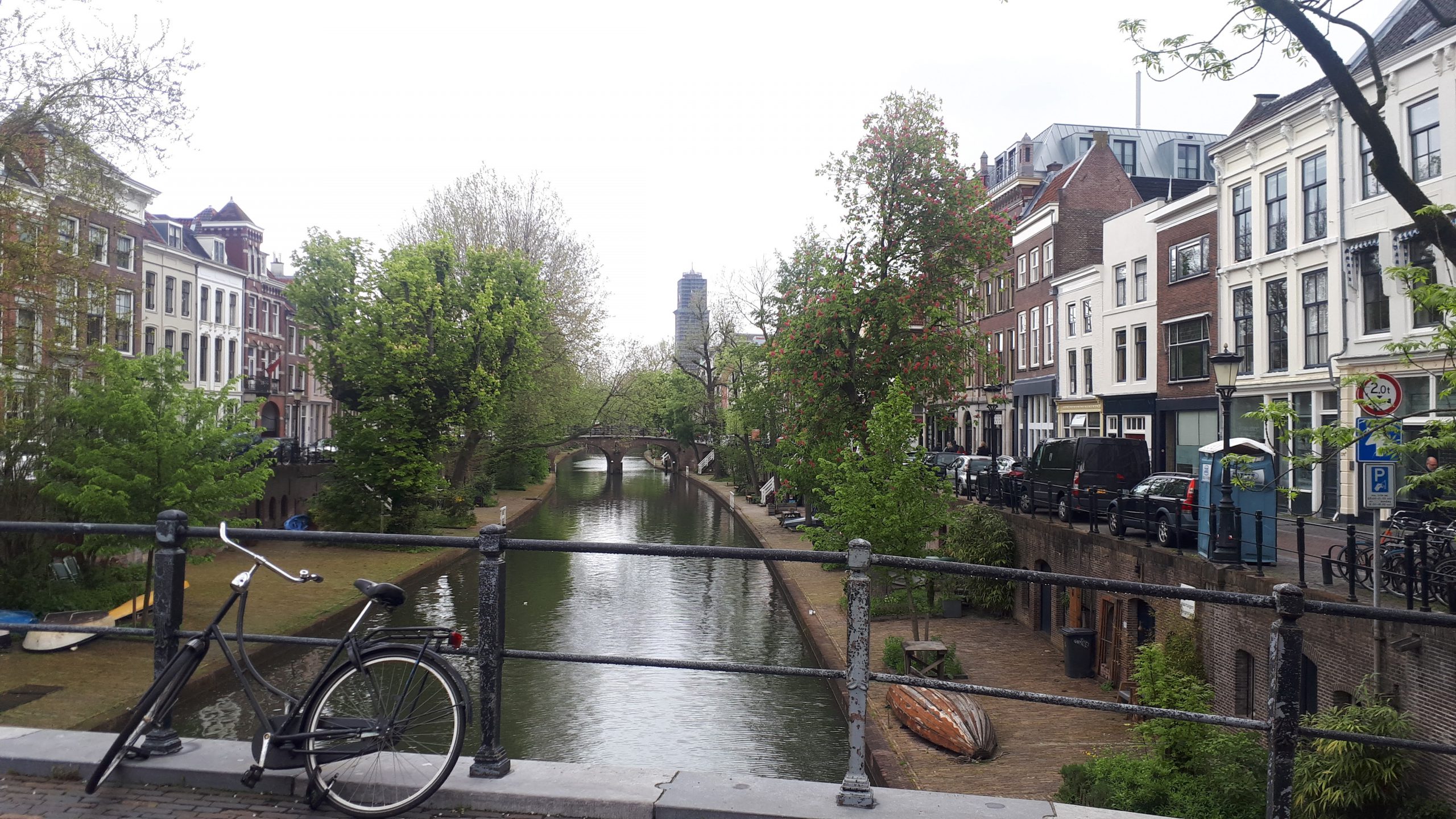 Gracht met Domtoren op de achtergrond